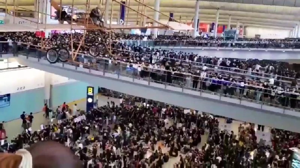 ผู้ประท้วงในฮ่องกงยึดอาคารหลักในสนามบิน