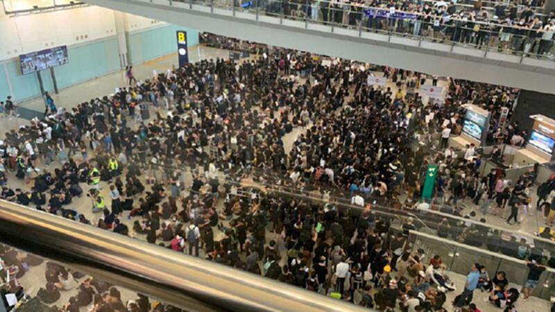 ทางการจีนลั่นประท้วงปิดสนามบิน "สัญญาณก่อการร้าย" ทางการจีนลั่นประท้วงปิดสนามบิน "สัญญาณก่อการร้าย"