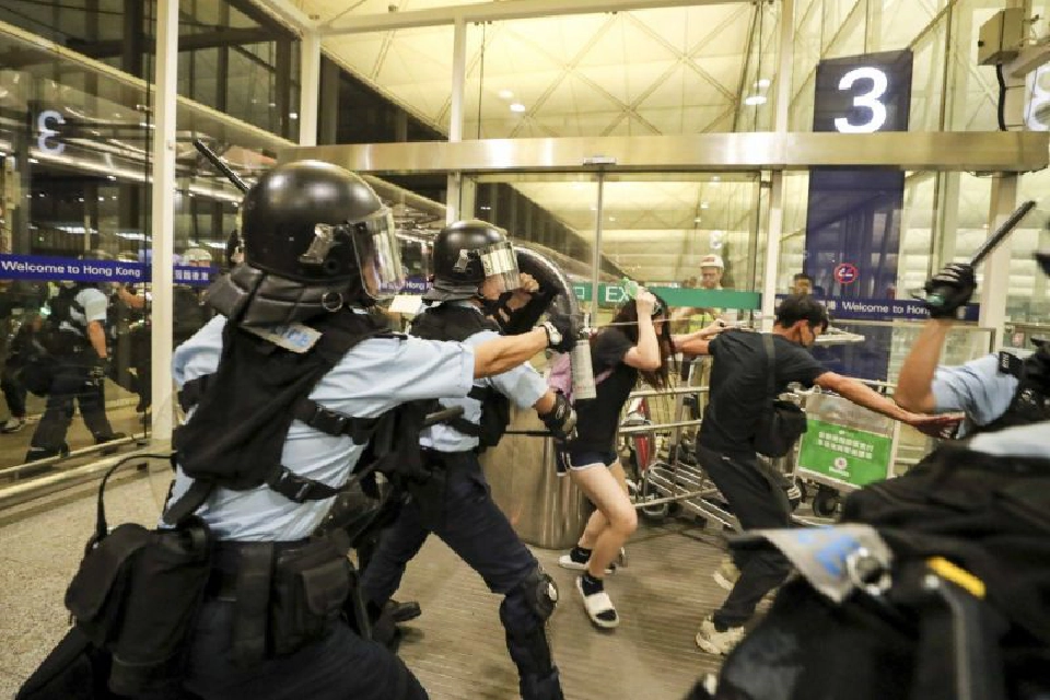 เหตุชุลมุนในสนามบินนานาชาติฮ่องกงเมื่อคืนวันอังคารที่ผ่านมา (13 ส.ค.) 