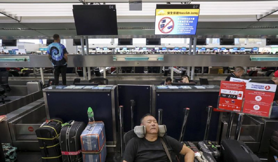 ผู้โดยสารบางคนที่เที่ยวบินถูกยกเลิกต้องติดค้างอยู่ภายในบริเวณสนามบินถึง 3 วันติดต่อกัน