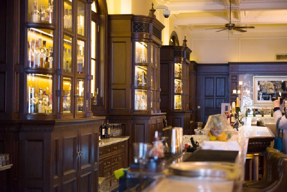 LONG BAR เซี่ยงไฮ้ ใช่ว่าใครๆก็เข้าไปนั่งได้ 