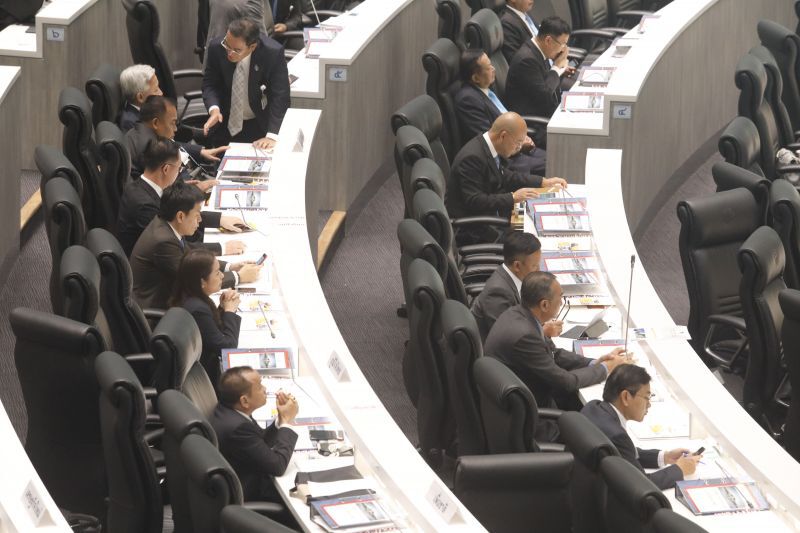  ไม่บังควร!ฝ่ายการเมืองนำปมถวายสัตย์ฯมาโจมตีกัน