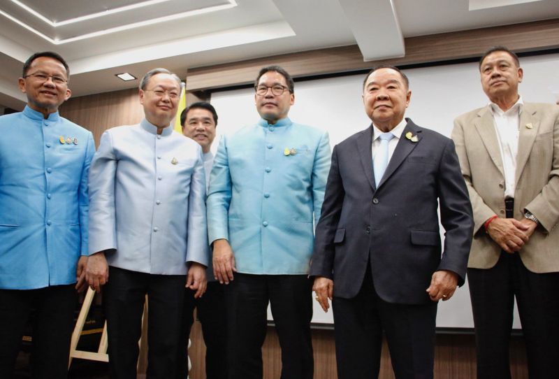 "ลุงป้อม" รุกคืบ ยึดพรรคพลังประชารัฐ ภาพสีเขียวเต็มตัว
