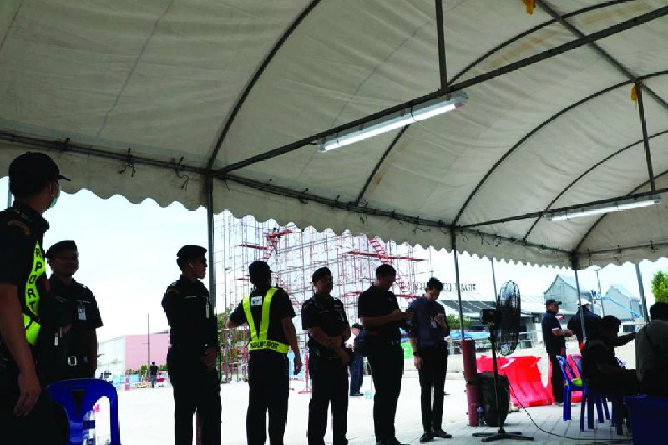 AOT ปิดล้อมเซ็นทรัล ตีรวนธุรกิจระสํ่า