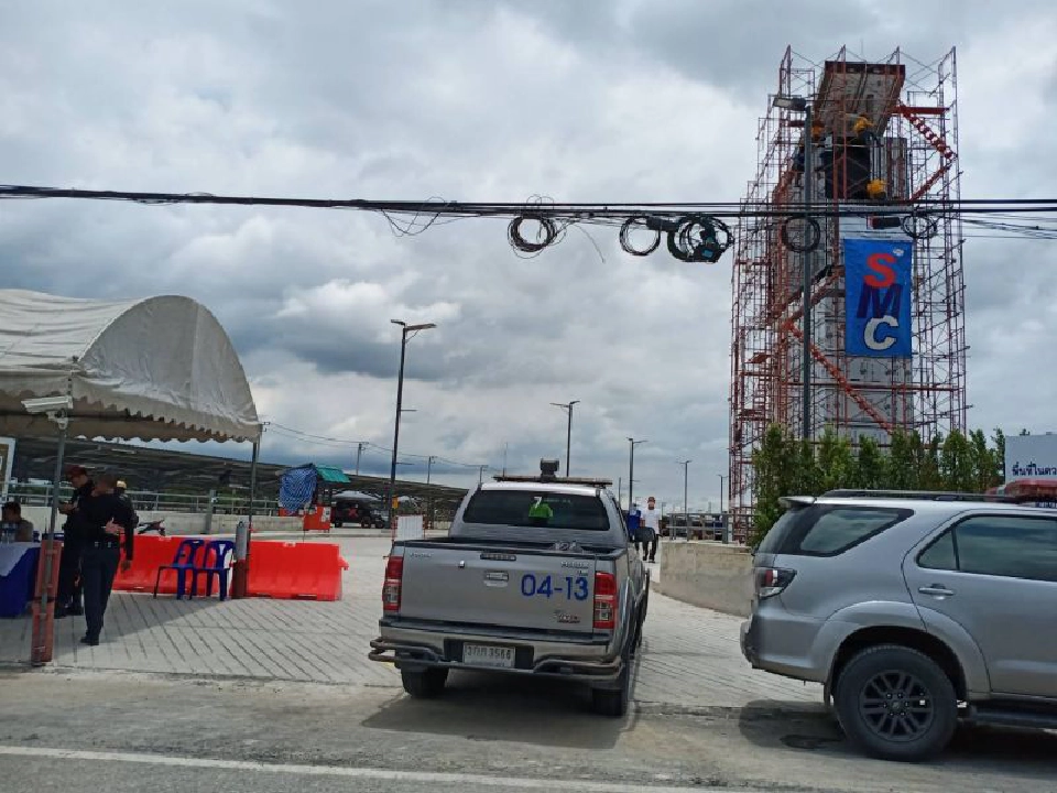 ศึก'ทอท.-เซ็นทรัล วิลเลจ'  ชาวบ้านอ่วม! รถติดกว่า 1 กม.