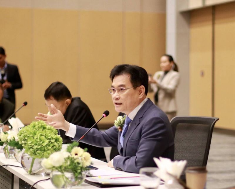 จุรินทร์ ลักษณวิศิษฏ์ รองนายกรัฐมนตรี และรัฐมนตรีว่าการกระทรวงพาณิชย์ 
