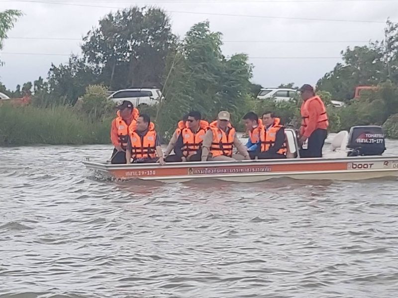 “มท.2” ลุยน้ำท่วมแจกถุงยังชีพช่วยชาวบ้านประสบอุทกภัย จ.สกลนคร