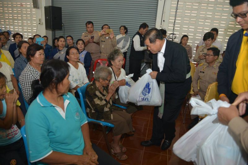 “มท.2” ลุยน้ำท่วมแจกถุงยังชีพช่วยชาวบ้านประสบอุทกภัย จ.สกลนคร