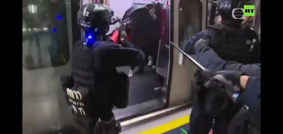 เปิดคลิป “ฮ่องกงเดือด” ตร.ไล่ทุบม็อบในรถไฟใต้ดิน