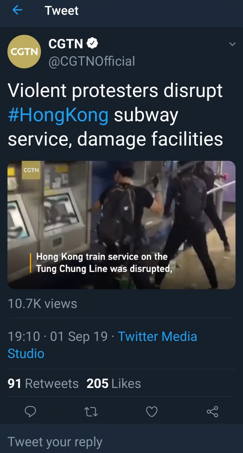 สื่อจีน แพร่คลิป “ชายชุดดำ” ทุบตู้ขายตั๋วรถไฟใต้ดินฮ่องกง