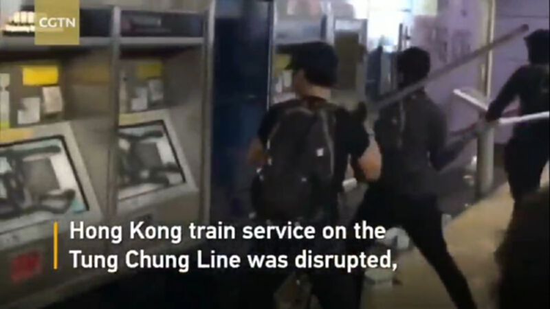สื่อจีน แพร่คลิป “ชายชุดดำ” ทุบตู้ขายตั๋วรถไฟใต้ดินฮ่องกง สื่อจีน แพร่คลิป “ชายชุดดำ” ทุบตู้ขายตั๋วรถไฟใต้ดินฮ่องกง