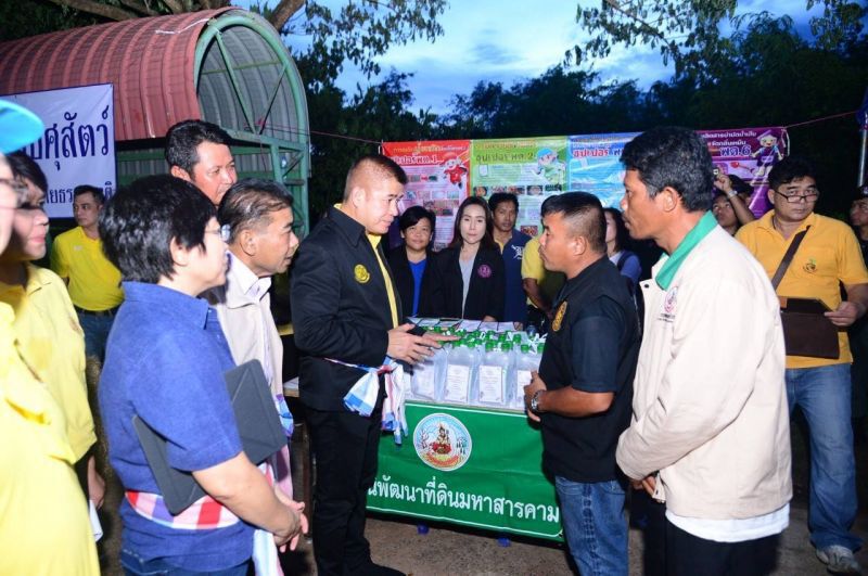“ธรรมนัส - มาดามเดียร์” ลุยตรวจน้ำท่วม อ.บ้านไผ่                                                                