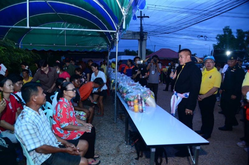 “ธรรมนัส - มาดามเดียร์” ลุยตรวจน้ำท่วม อ.บ้านไผ่                                                                