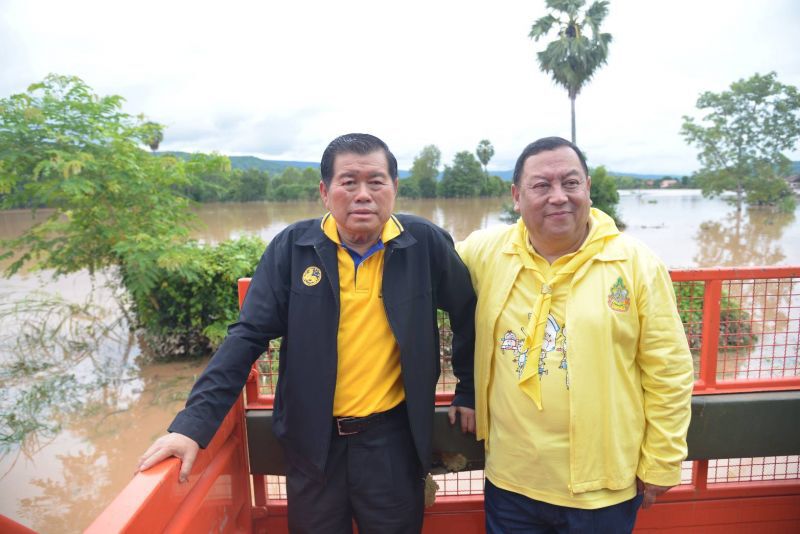 “มท.2”ลุยเมืองสองแคว มอบถุงยังชีพช่วยผู้ประสบภัยน้ำท่วม