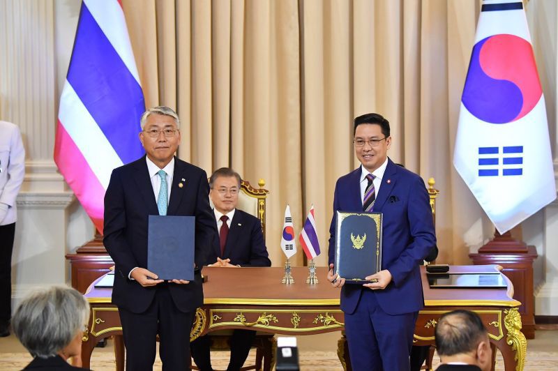 อี อุก-ฮ็อน เอกอัครราชทูตสาธารณรัฐเกาหลีประจำประเทศไทย VS พุทธิพงษ์ ปุณณกันต์ รมต.ดีอี 