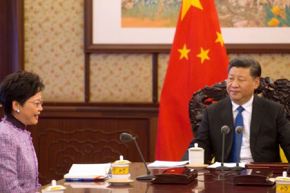 ประธานาธิบดีจีนชื่นชมนางแคร์รี แลม เป็นผู้นำที่กล้าหาญ  