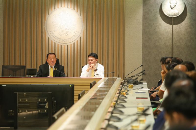 รมช.คลังจี้ยาสูบ หาวิธีสกัดใบยาสูบสร้างผลิตภัณฑ์ใหม่  