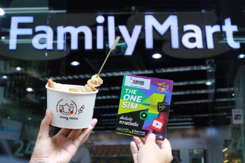 “เอไอเอส”ผนึก แฟมิลี่มาร์ท”ท้าชน 7-11 หลังห้ามเติมเงินมือถือ