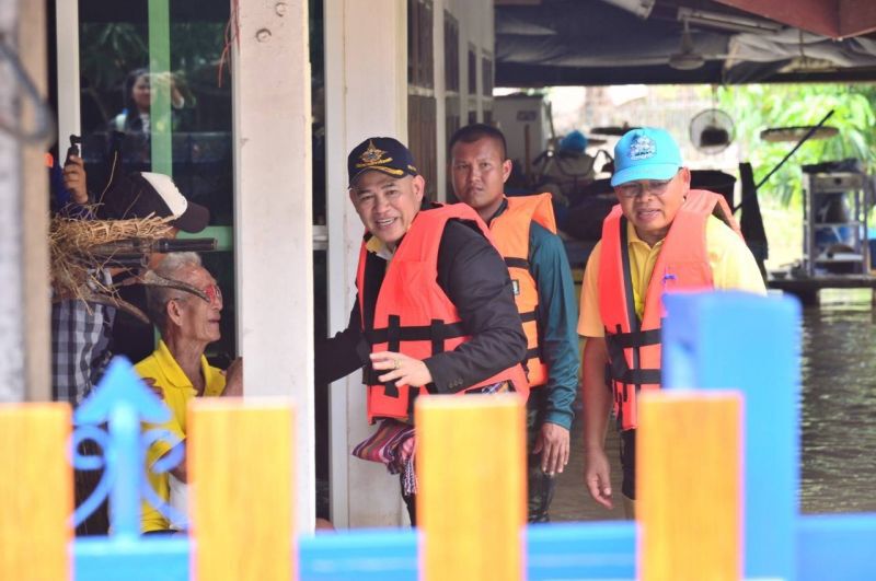 "ธรรมนัส"ลุย 4 จังหวัดรวด มอบถุงยังชีพชาวบ้าน 
