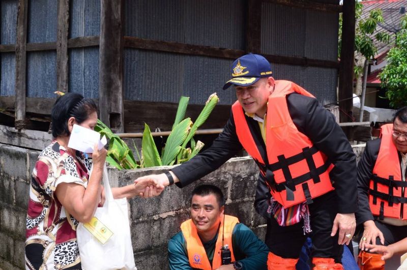 "ธรรมนัส"ลุย 4 จังหวัดรวด มอบถุงยังชีพชาวบ้าน 