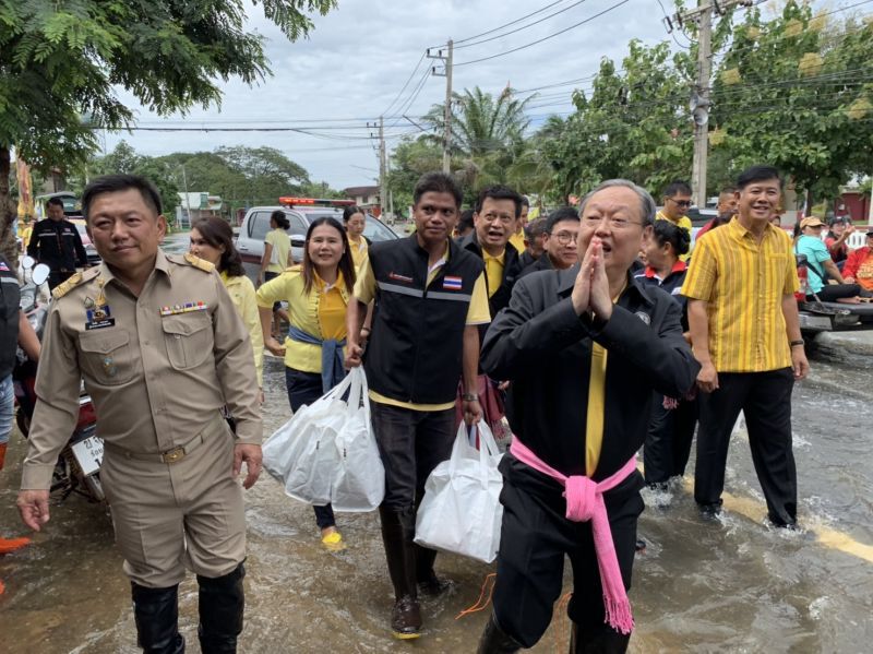 “สนธิรัตน์"นำทีมลุยร้อยเอ็ดช่วยประชาชนประสบภัยน้ำท่วม