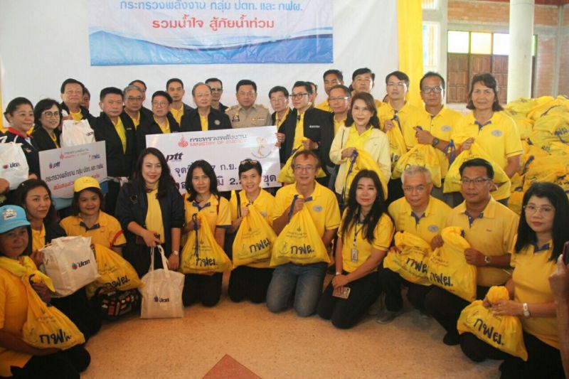  “สนธิรัตน์"นำทีมลุยร้อยเอ็ดช่วยประชาชนประสบภัยน้ำท่วม