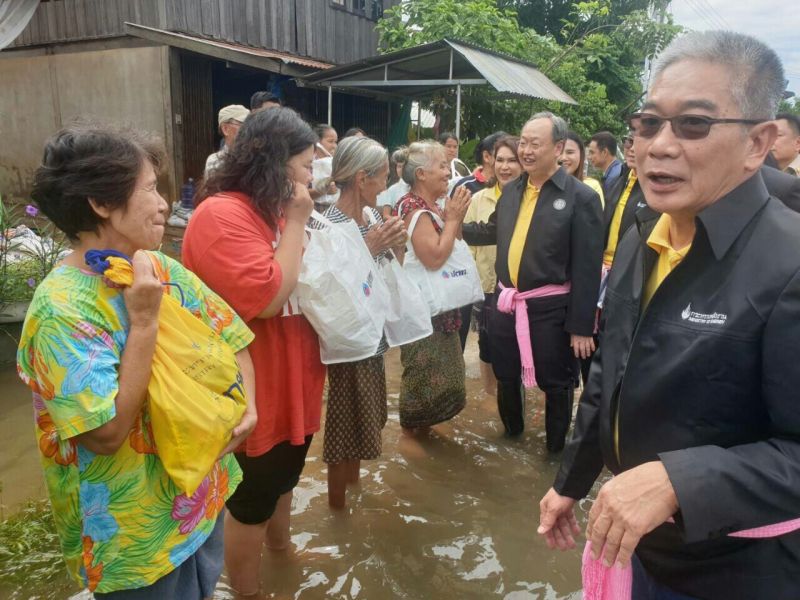  “สนธิรัตน์"นำทีมลุยร้อยเอ็ดช่วยประชาชนประสบภัยน้ำท่วม