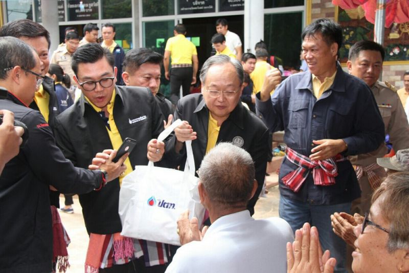  “สนธิรัตน์"นำทีมลุยร้อยเอ็ดช่วยประชาชนประสบภัยน้ำท่วม