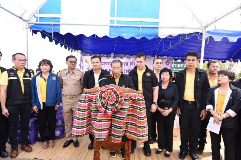 ‘หม่อมเต่า’ลงพื้นที่มอบถุงยังชีพช่วยผู้ประสบอุทกภัย จ.ร้อยเอ็ด