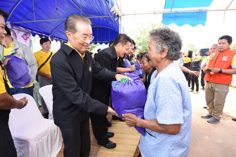 ‘หม่อมเต่า’ลงพื้นที่มอบถุงยังชีพช่วยผู้ประสบอุทกภัย จ.ร้อยเอ็ด
