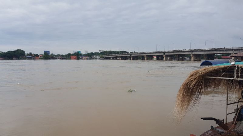 ‘ทองเปลว’สั่งรับน้ำก้อนใหญ่ที่อุบลฯ ลุยเต็มสูบส่งน้ำลงโขง   