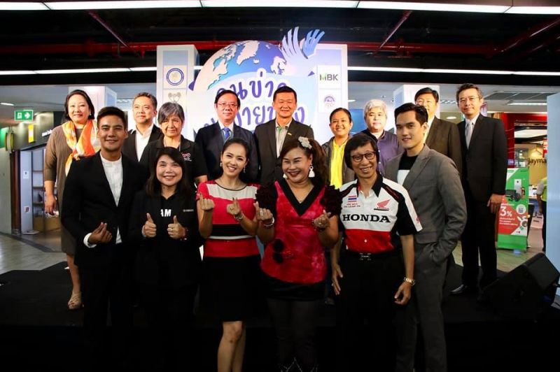 นักการเมือง-คนดัง ร่วมช็อปงานคนข่าวมาขายของ