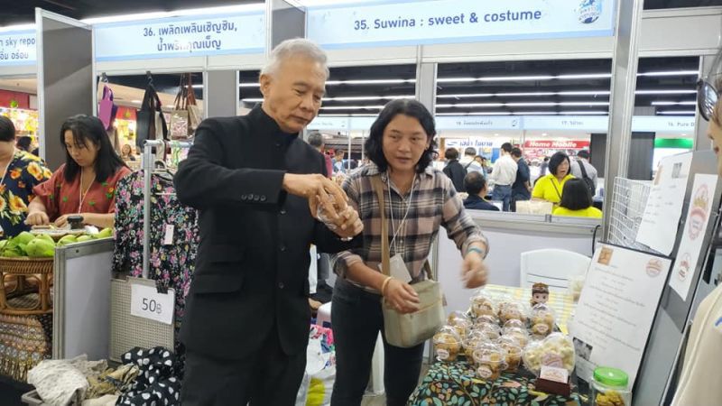 นักการเมือง-คนดัง ร่วมช็อปงานคนข่าวมาขายของ