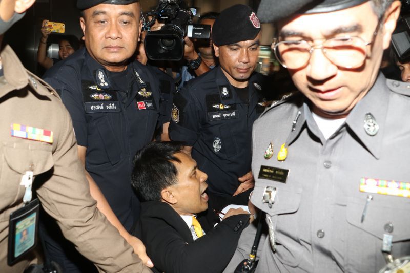 ตร.สภารวบ "หมอธีร์" หลังแฉ "เสรีพิศุทธ์"