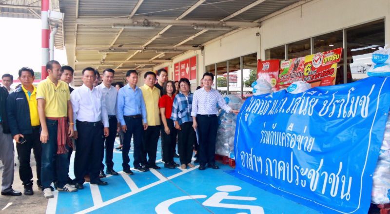 “จุรินทร์”นำของจากพรรคปชป.ช่วยภัยน้ำท่วมที่ภาคอีสาน
