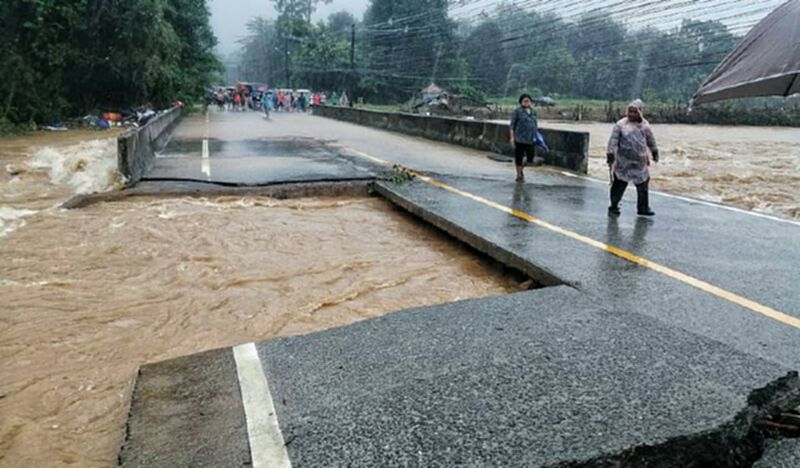 ฝน-น้ำป่า ถล่ม เกาะช้างสะพานขาด (มีคลิป) ฝน-น้ำป่า ถล่ม เกาะช้างสะพานขาด (มีคลิป)