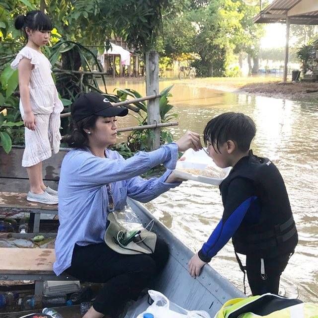 โซเชียลยกย่อง "เปิ้ลนาคร" พาครอบครัวช่วยน้ำท่วมอุบล