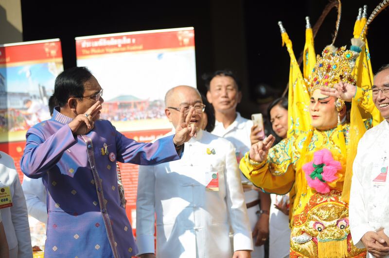 “นายกฯ”อุ้มพระอธิษฐาน ขอบ้านเมืองสงบสุข