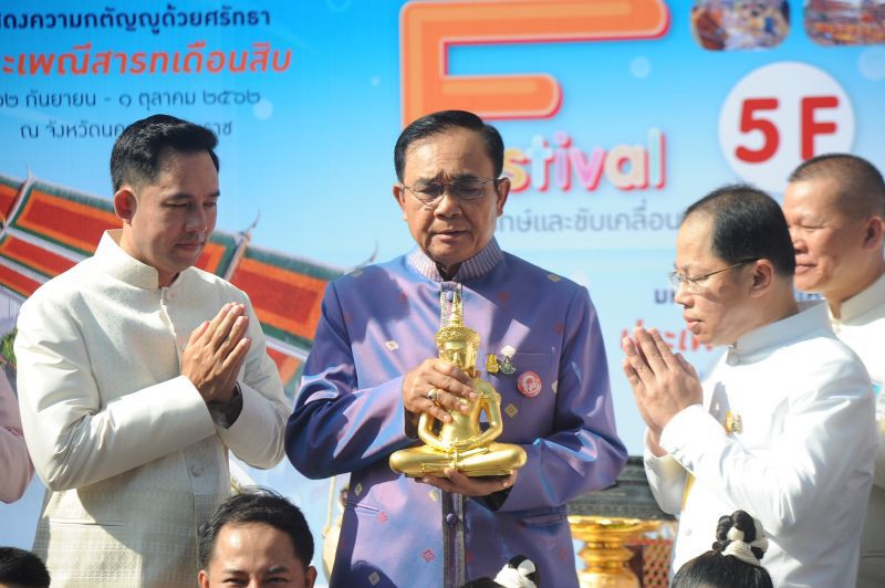 “นายกฯ”อุ้มพระอธิษฐาน ขอบ้านเมืองสงบสุข