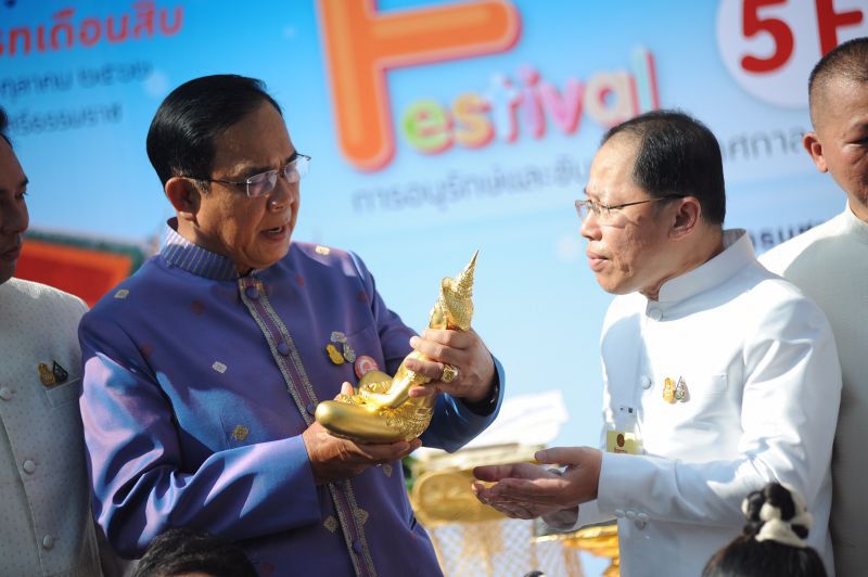“นายกฯ”อุ้มพระอธิษฐาน ขอบ้านเมืองสงบสุข