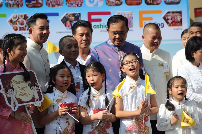 “นายกฯ”อุ้มพระอธิษฐาน ขอบ้านเมืองสงบสุข