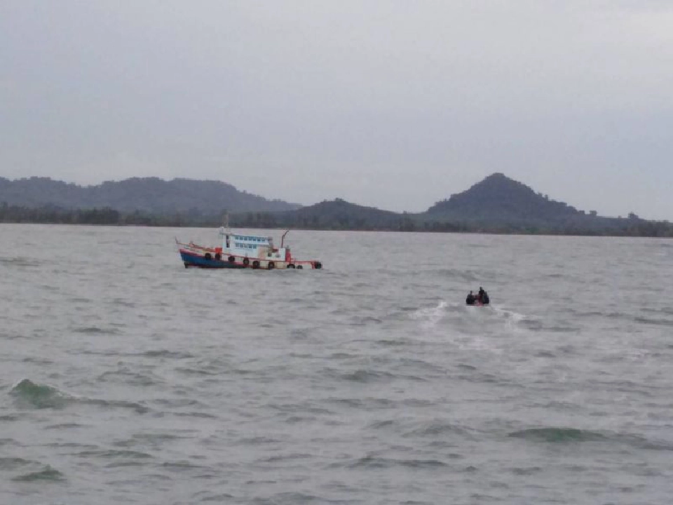 ทร.ส่งเรือรบฝ่ามรสุมช่วยนักท่องเที่ยวติดเกาะช้าง