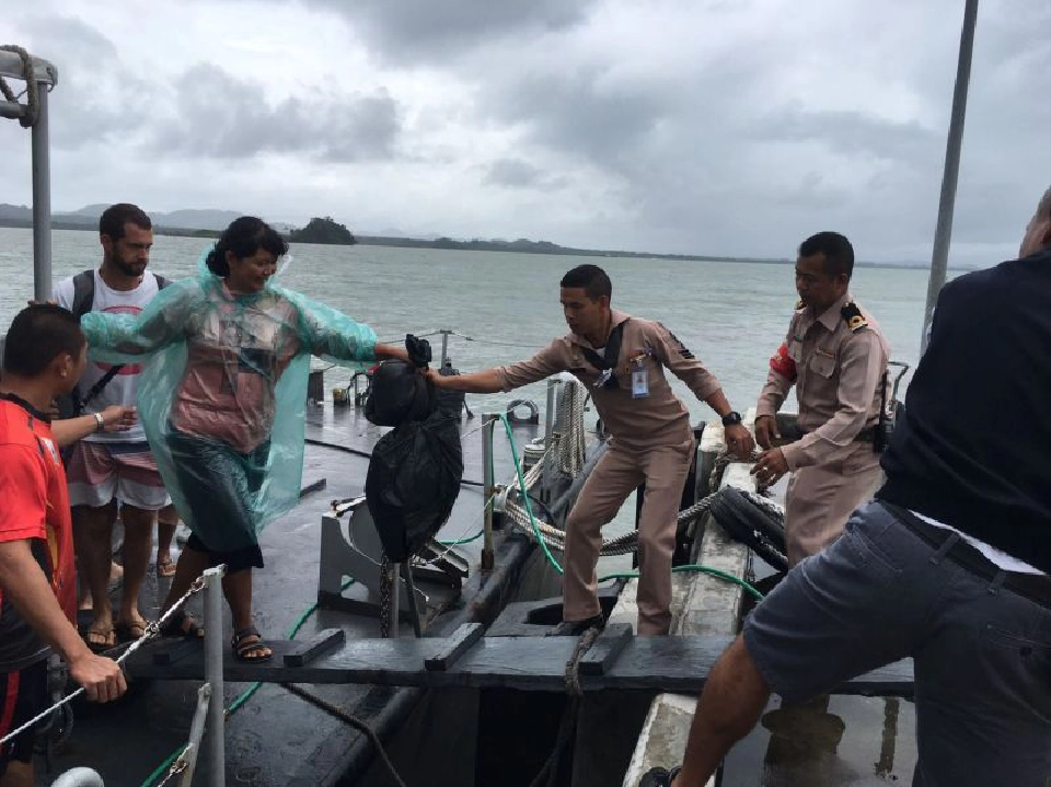 ทร.ส่งเรือรบฝ่ามรสุมช่วยนักท่องเที่ยวติดเกาะช้าง