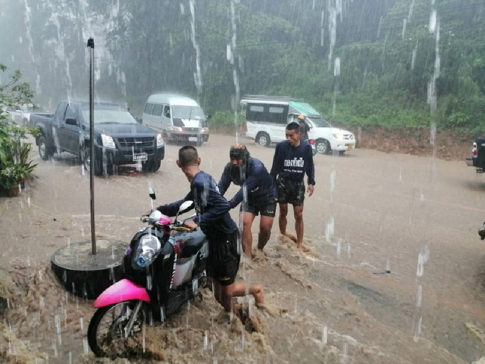 ทร.ส่งเรือรบฝ่ามรสุมช่วยนักท่องเที่ยวติดเกาะช้าง