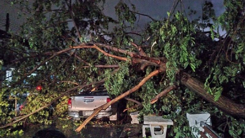 คลิป ฝนถล่มนนทบุรี “เวสต์เกต” หลังคาทะลุ คลิป ฝนถล่มนนทบุรี “เวสต์เกต” หลังคาทะลุ