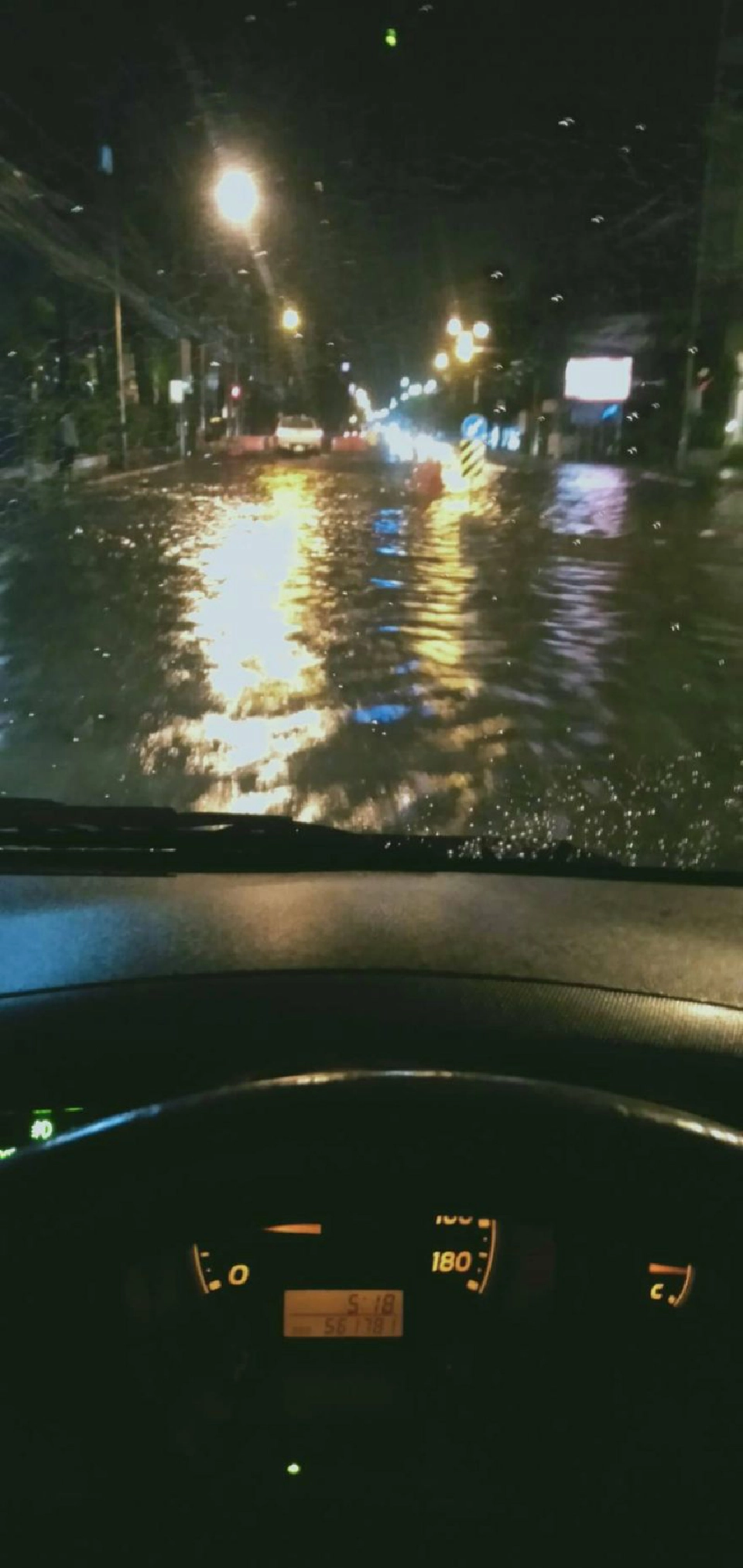 (คลิป) เชียงใหม่อ่วม ฝนตกถล่ม น้ำรอระบายหลายจุด