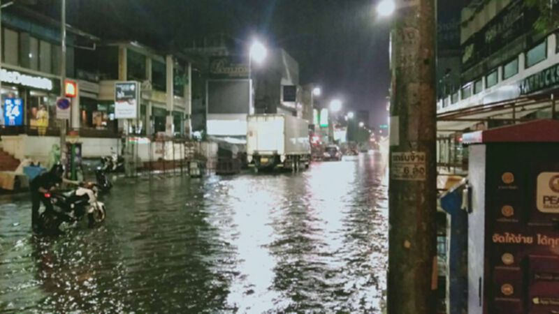 (คลิป) เชียงใหม่อ่วม ฝนตกถล่ม น้ำรอระบายหลายจุด (คลิป) เชียงใหม่อ่วม ฝนตกถล่ม น้ำรอระบายหลายจุด