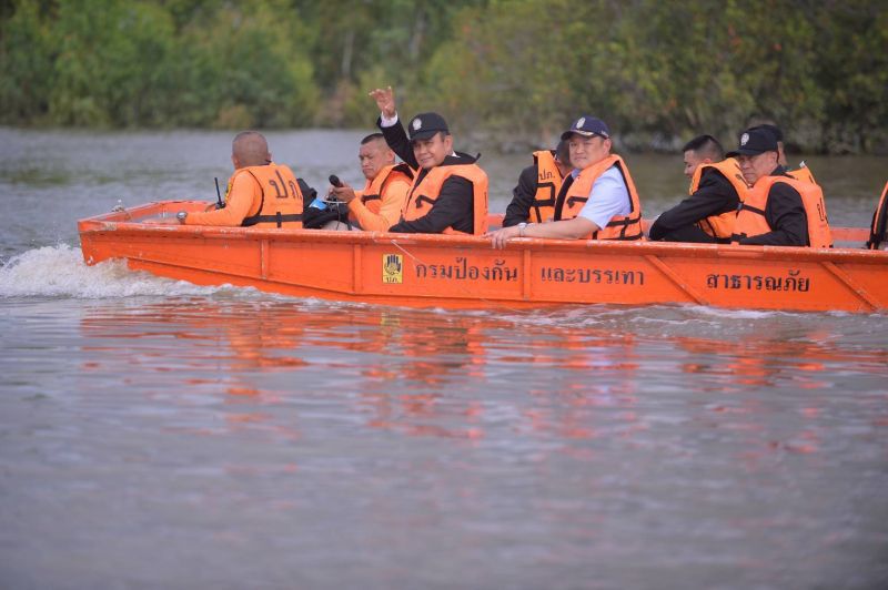 นายกฯล่องเรือมอบถุงยังชีพ หยอดคำหวาน “ไม่ทิ้งชาวอุบลฯ”