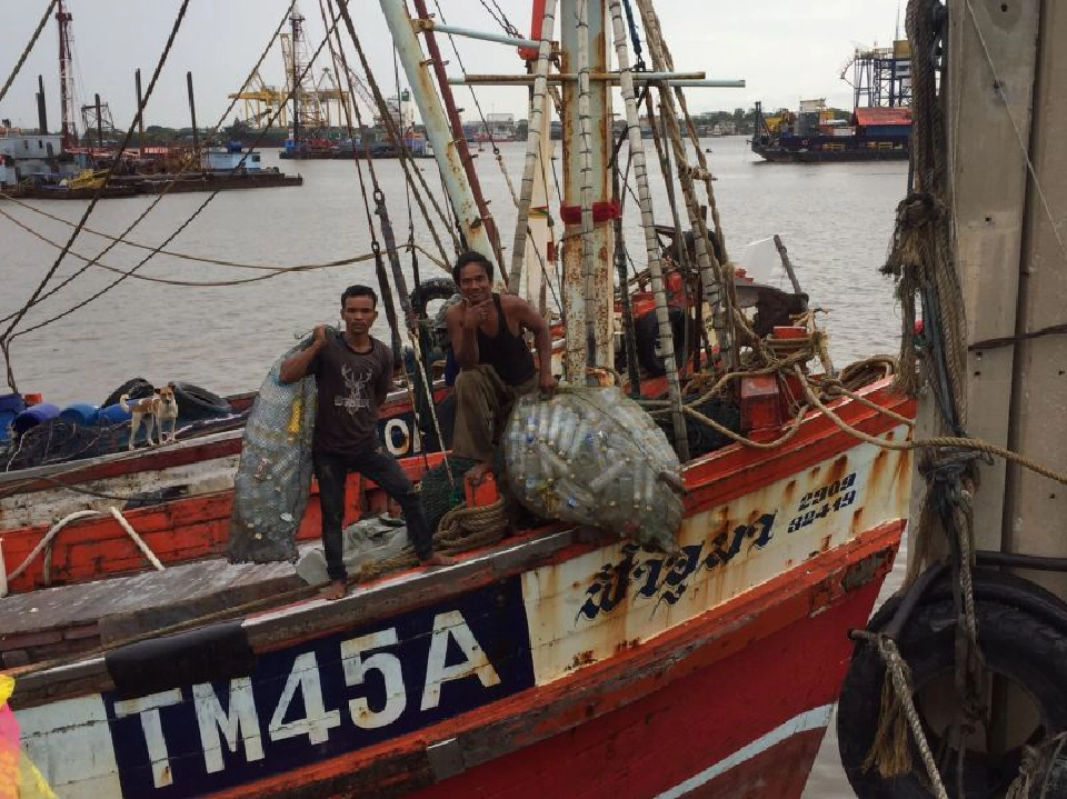 ‘ประมงไทย’ รวมใจเก็บขยะในทะเล