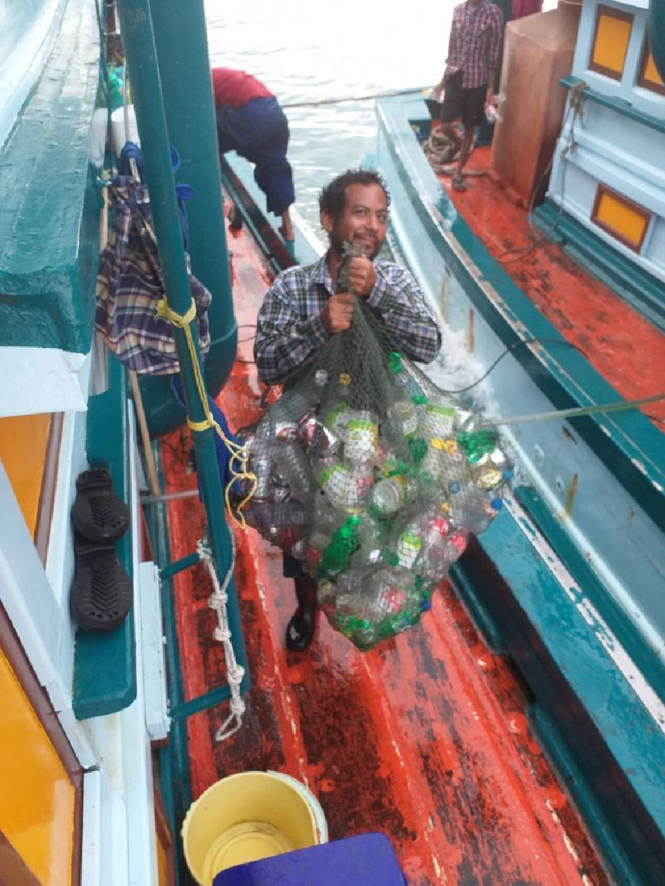 ‘ประมงไทย’ รวมใจเก็บขยะในทะเล